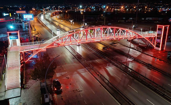 Kocaeli’de üst geçitler turuncuya büründü