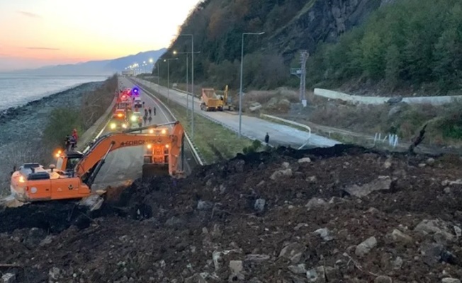 Artvin'deki heyelanda yol çift yönlü ulaşıma kapandı!