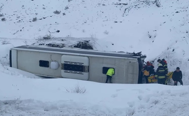 Erzincan'da yolcu otobüsü şarampole devrildi!