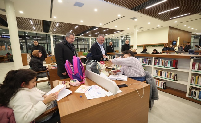 Yeni yıla kütüphanede giren öğrencilere Başkan Büyükakın’dan sürpriz