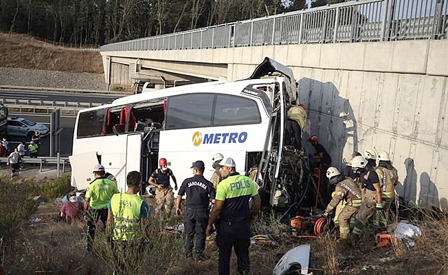 Yolcu otobüsü yoldan çıktı! 5 ölü 25 yaralı