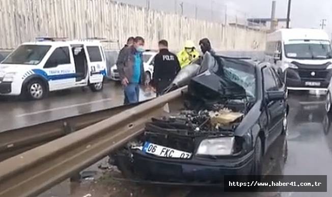 Gebze'de araç bariyerlere saplandı!