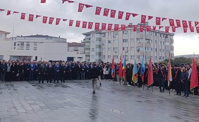 Atatürk Kent Meydanında saygı duruşuyla anıldı