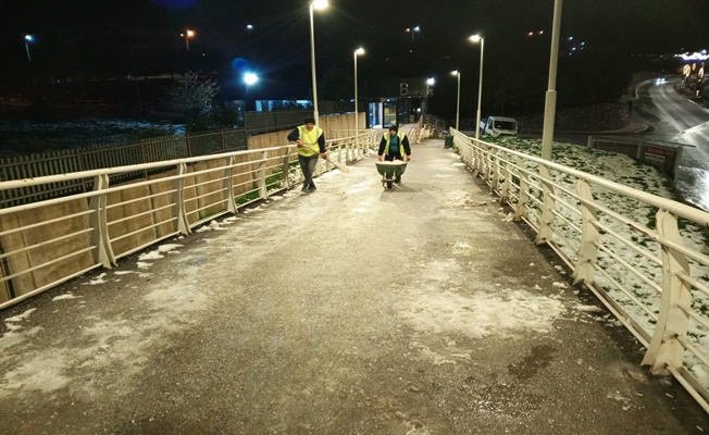    Büyükşehir’den üst geçitlere buzlanma müdahalesi